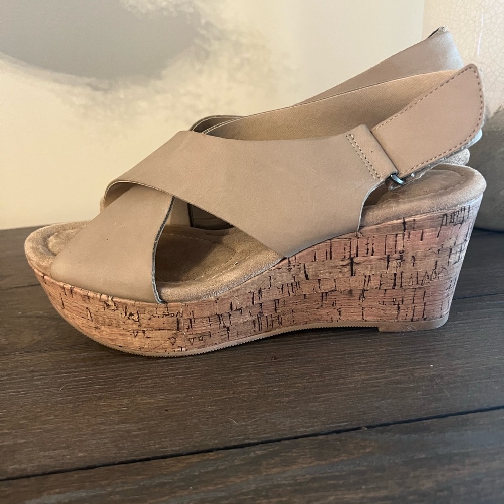 CL by Laundry beige wedges sz 6